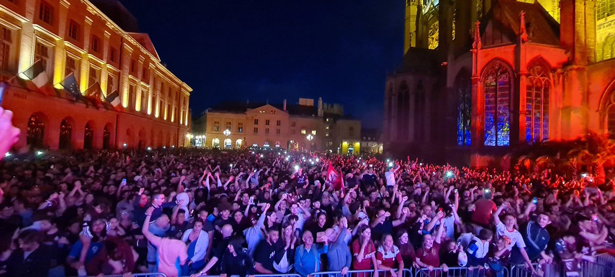 Après la victoire du <a href="/FCMetz/">FC Metz ☨</a> qui conclut une saison riche en rebondissements et en émotions, et qui doit le faire remonter en Ligue 1, la Ville de #Metz rendra hommage aux #Grenats en les recevant à la @MairiedeMetz demain samedi. On vous attend place d’Armes à 13h30.