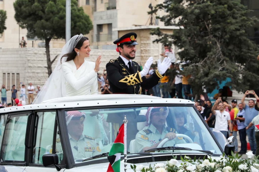 jugums's tweet photo. Jordan’s Crown Prince Hussein Weds Rajwa Al-Saif In Amman

TalkJudith 
Jordan’s crown prince has married architect and the daughter of a prominent Saudi family in a palace celebration in Amman TalkJudith   reports that the Thursday ceremony was attended by royals and other VIPs. https://t.co/c54sYlGDkT