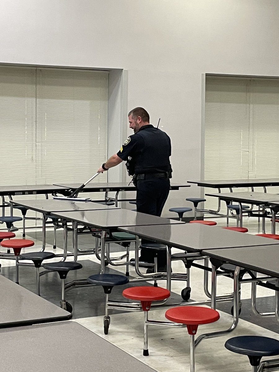 lufkintweets's tweet photo. Shout out to Officer Boyd with @ApexPolice who went above and beyond to support our dance! #serviceheart https://t.co/MU8CRhFi7A