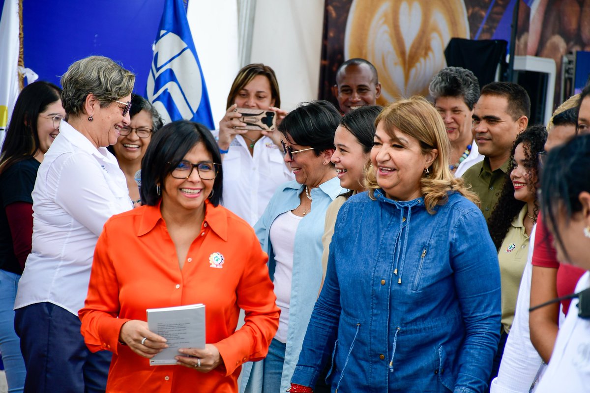 _LaAvanzadora's tweet photo. 1/3 

En el estado Miranda junto a la Vicepdta. Ejecutiva @delcyrodriguezv dimos inicio a la Expoferia Oportunidades de Estudio 2023 promoviendo los motores productivos, desde las instalaciones del parque Simón Bolívar de La Carlota. 

@NicolasMaduro
@MPPEDUCACION https://t.co/W36dPdN5Ev