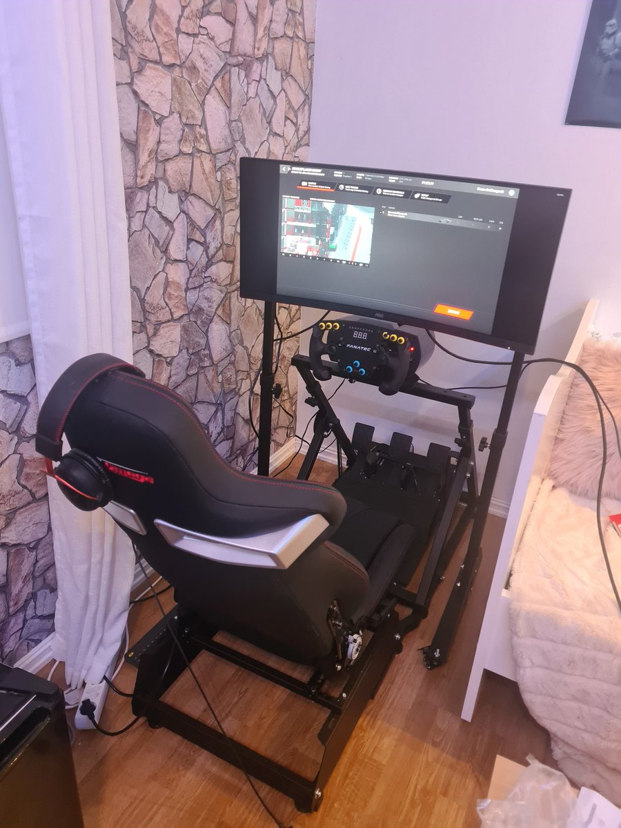 Big upgrades just arrived. Bank account took a hit but fuk it, always wanted a dedicated simrig.

Also, I'm gonna finally do a Le Mans after years of wanting to. 17-18 June I'm gonna be racing in the GES 24Hrs of Le Mans and it's gonna be sick to race it in this rig.