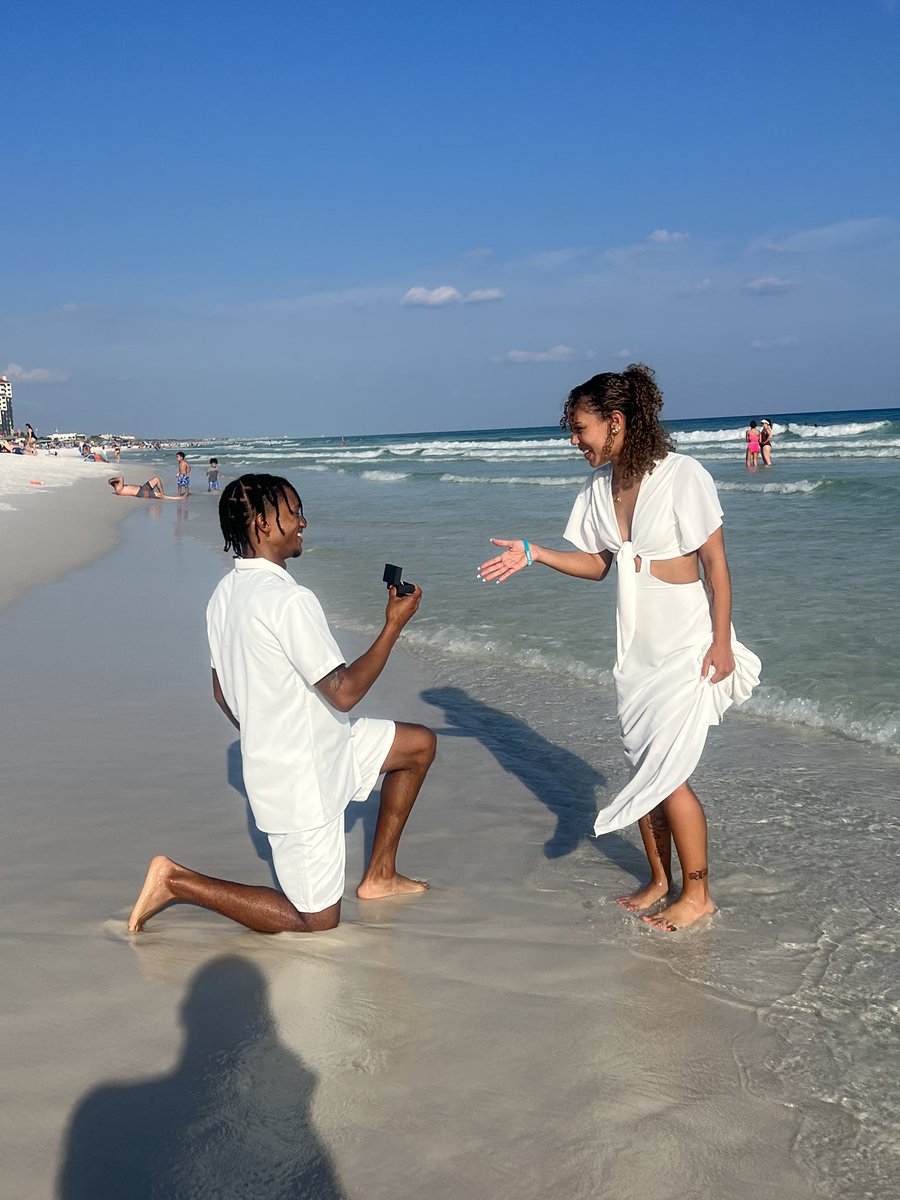 helen_roddy's tweet photo. went to Florida a girlfriend and I’m leaving a Fiancé  🥹💘💍 https://t.co/ON1wfAt4B8