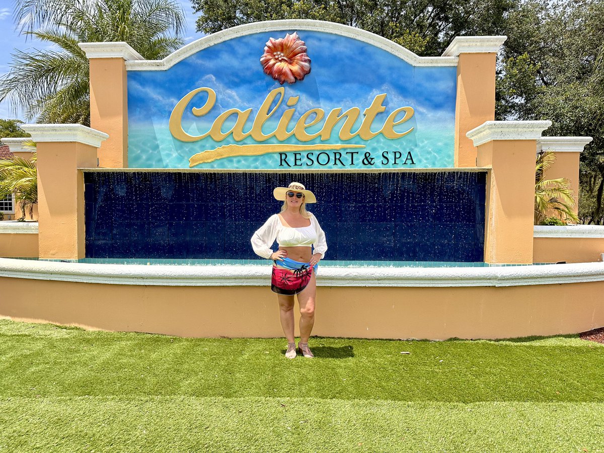 BlondeMilf4u's tweet photo. #caliente #calienteresort https://t.co/xUAtWjC4Hw