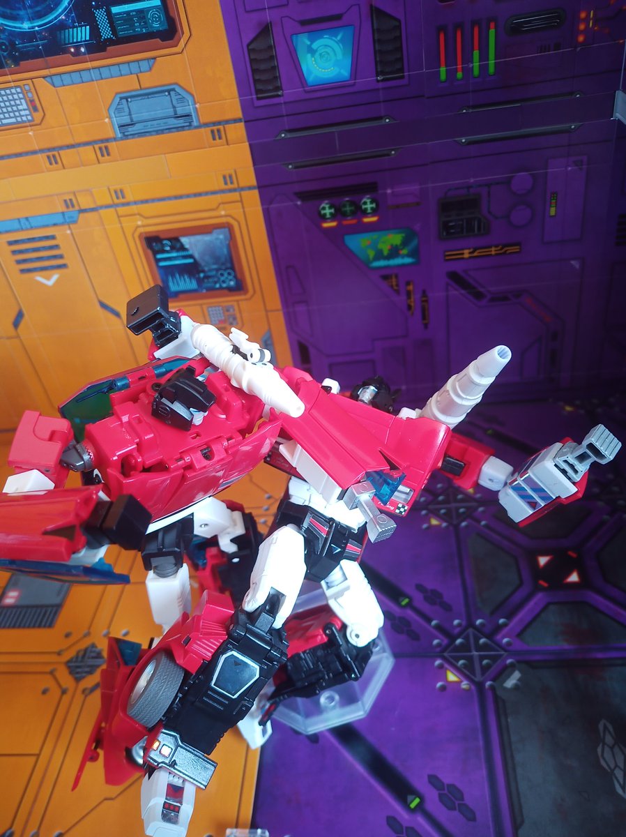 Kureigu8's tweet photo. Sideswipe fight #Transformers #Badcube #Takara #toyphotography https://t.co/FYnURCMoEI
