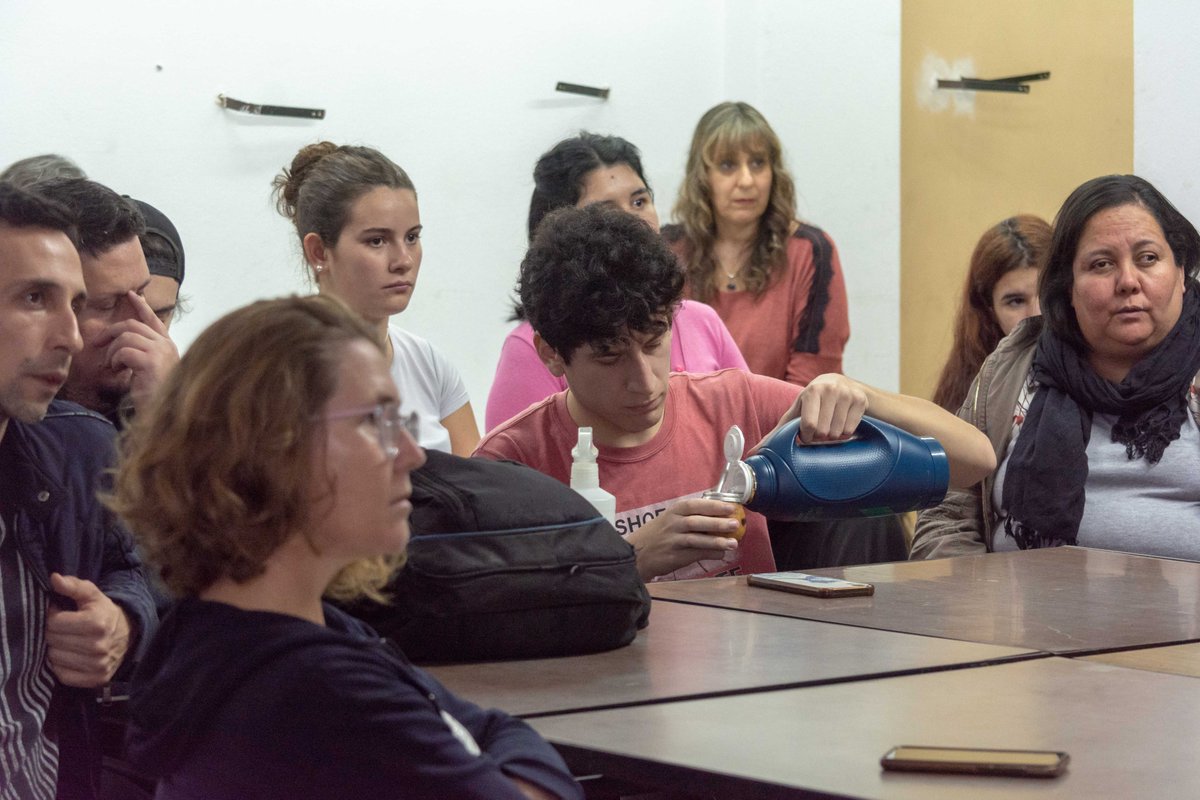 ddhhros's tweet photo. 👥 Participamos del taller colaborativo organizado junto a la Comisión de Memoria de la @BibliotecaVigil. Con docentes y estudiantes del Instituto Houssay dialogamos sobre nuestro #ProgramaMarcasDeMemoria y su potencial como herramienta pedagógica para trabajar en el aula. https://t.co/sMy5jebo7v