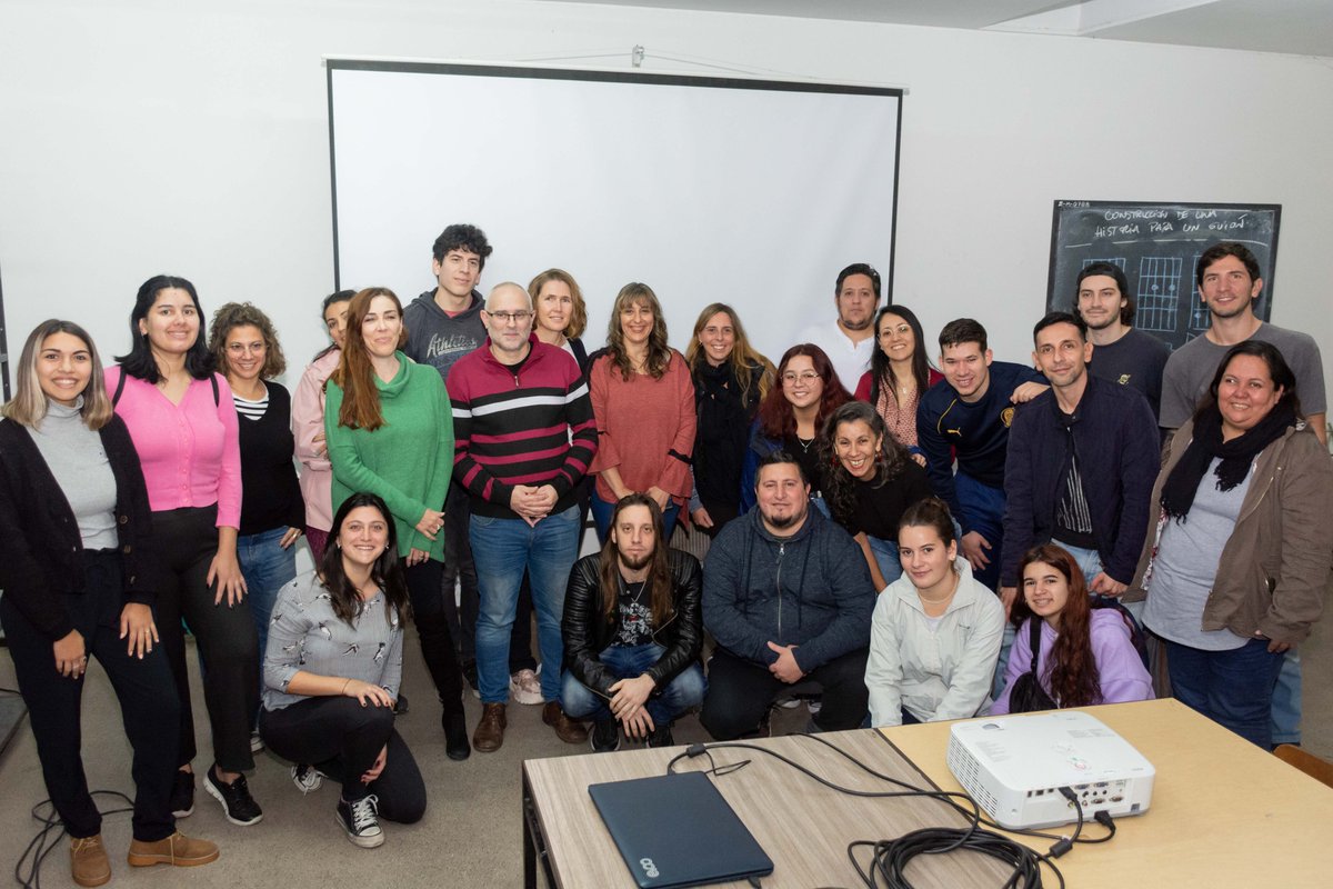 ddhhros's tweet photo. 👥 Participamos del taller colaborativo organizado junto a la Comisión de Memoria de la @BibliotecaVigil. Con docentes y estudiantes del Instituto Houssay dialogamos sobre nuestro #ProgramaMarcasDeMemoria y su potencial como herramienta pedagógica para trabajar en el aula. https://t.co/sMy5jebo7v