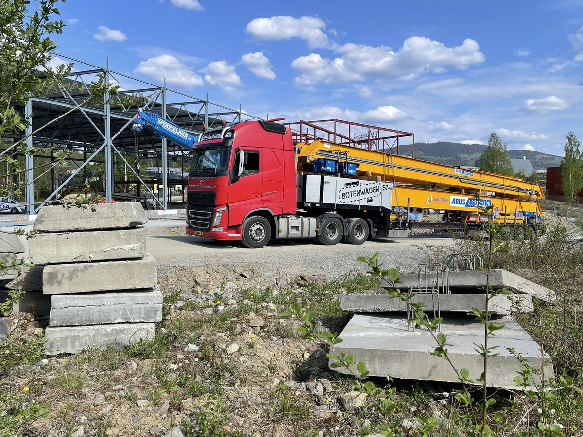 Botenwagen's tweet photo. 4 bovenloopkranen dit keer | De beroemde Scania 143 in actie | Bootje geladen in de buurt van Oslo | Bootje gelost in Nederland #volvotrucks #volvotrucksnl #scania #v8 #Elwaro #boottransport #norge #norway #noorwegen #norwegen #botenwagen #semidieplader #transport https://t.co/ZG9dFI0asx