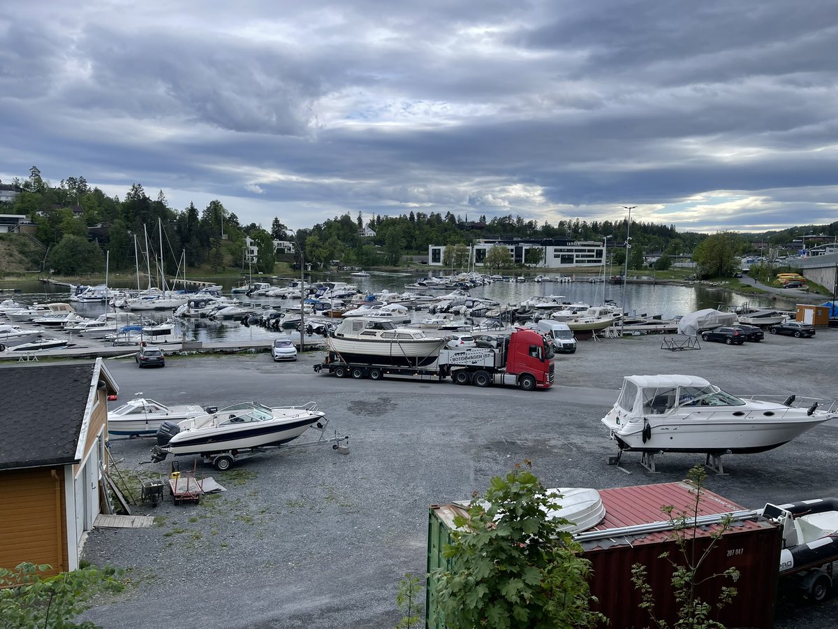 Botenwagen's tweet photo. 4 bovenloopkranen dit keer | De beroemde Scania 143 in actie | Bootje geladen in de buurt van Oslo | Bootje gelost in Nederland #volvotrucks #volvotrucksnl #scania #v8 #Elwaro #boottransport #norge #norway #noorwegen #norwegen #botenwagen #semidieplader #transport https://t.co/ZG9dFI0asx