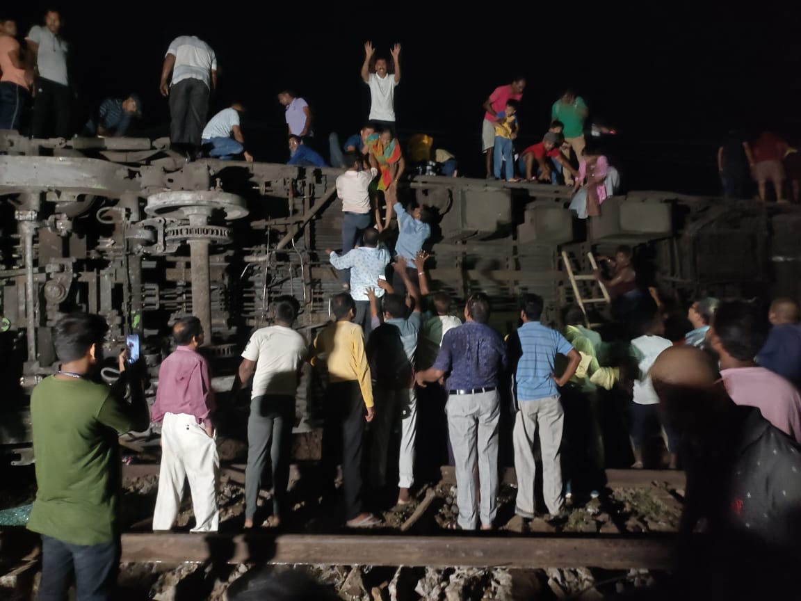 SujataPadhyBJP's tweet photo. Seviour train accident
Local people help and support is really praiseworthy.
Prayers for the victims 🙏
#TrainAccident
#KormandalExpress #Howda #Balasore #Bahanaga
#Odisha
@narendramodi @Naveen_Odisha https://t.co/u0hVA2sqO8