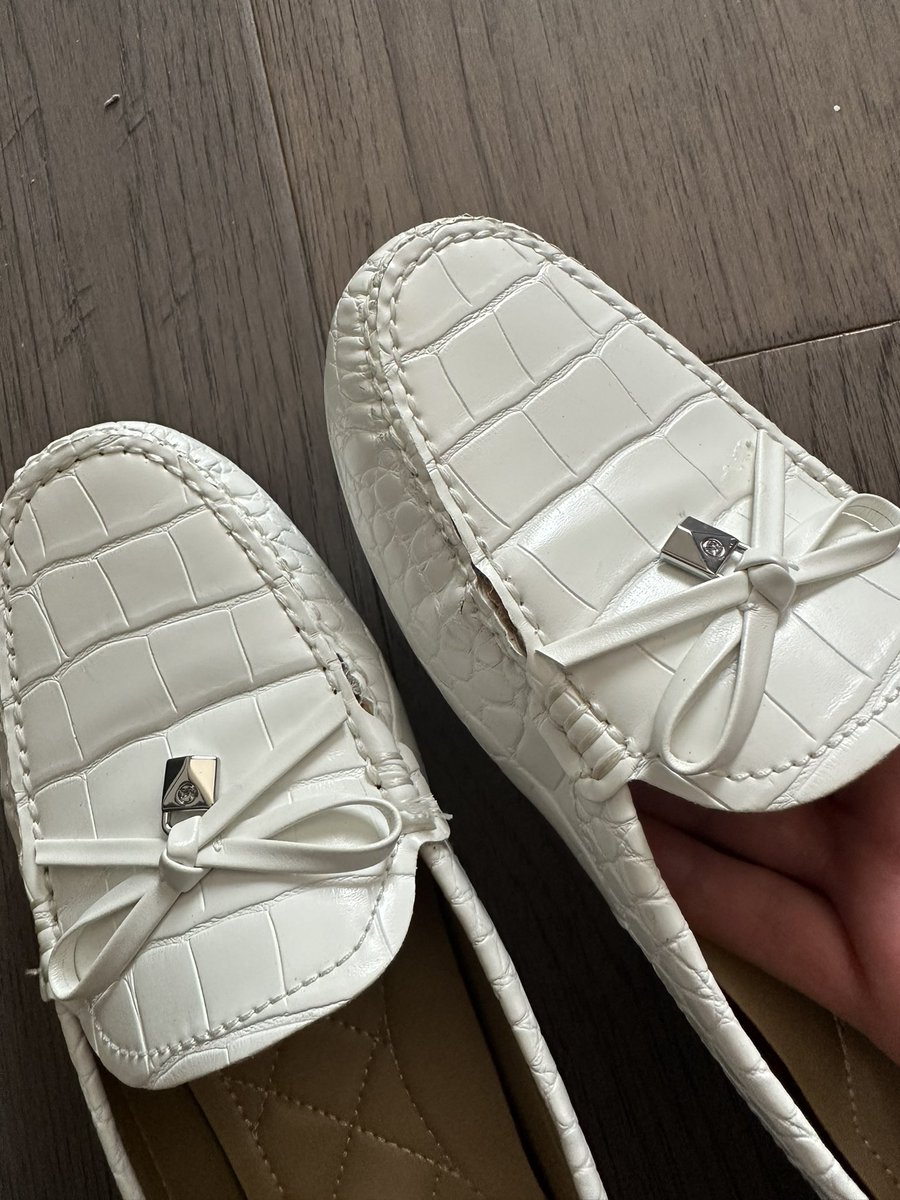 sapecomme100's tweet photo. @MichaelKors I wore it twice and that is what happened!!! knowing that my feet are skinny &amp; not wide or has fat. Very disappointed… What can be done ? 
Thank you https://t.co/KMZeJPRTcb