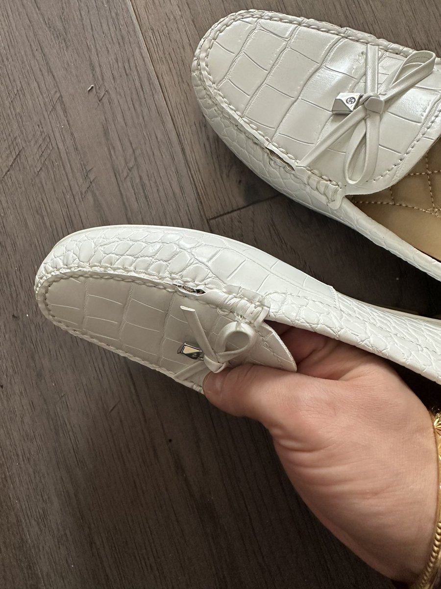 sapecomme100's tweet photo. @MichaelKors I wore it twice and that is what happened!!! knowing that my feet are skinny &amp; not wide or has fat. Very disappointed… What can be done ? 
Thank you https://t.co/KMZeJPRTcb