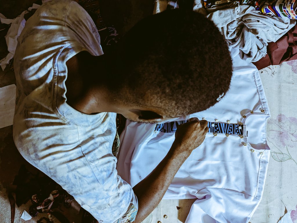 stephan_dipita's tweet photo. Jamais je n'ai vu personne mettre autant d'amour à confectionner un vêtement. Le sens du détail. C'est aussi ça l'excellence Camerounaise.
@Melps89696331 est désormais mon habilleur officiel. Je suis tombé amoureux du travail de ce créateur. https://t.co/noFWWs2K1X