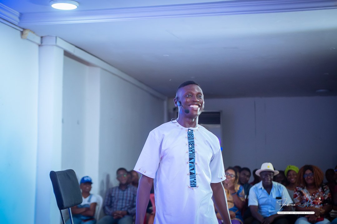 stephan_dipita's tweet photo. Jamais je n'ai vu personne mettre autant d'amour à confectionner un vêtement. Le sens du détail. C'est aussi ça l'excellence Camerounaise.
@Melps89696331 est désormais mon habilleur officiel. Je suis tombé amoureux du travail de ce créateur. https://t.co/noFWWs2K1X