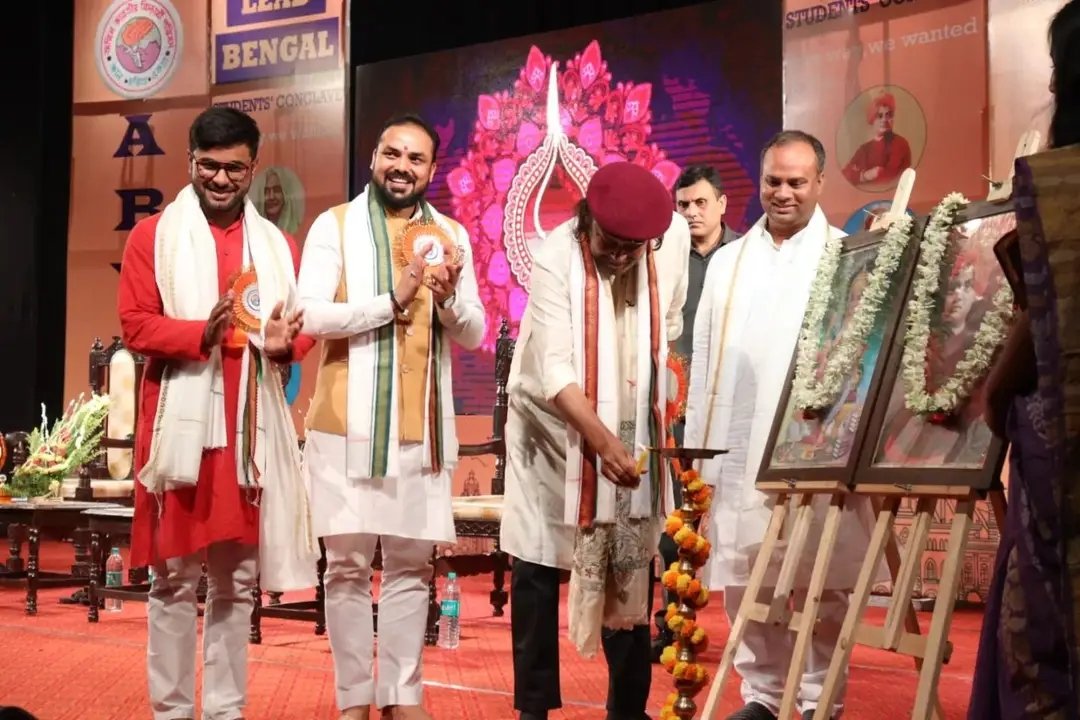 SoumadeepSeal's tweet photo. Hon'ble Actor Mithun Chakraborty was presented in "Lead Bengal Students Conclave" organized by ABVP.
#StudentsConclave
#ABVP https://t.co/XuSjeYrUCQ