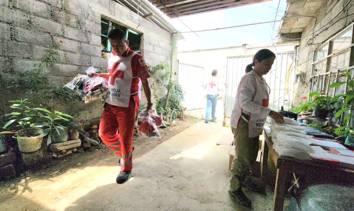 Para apoyar a las brigadas comunitarias del municipio de Ocuituco #Morelos tras la caída de ceniza, entregamos #cubrebocas, equipo de curación e infografías sobre la actividad volcánica el #Popocatepetl. 

#AyudarNosMueve