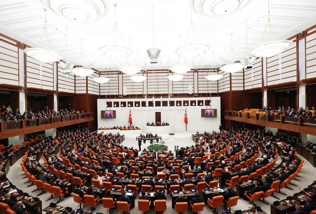 MufitAydin16's tweet photo. Türkiye Büyük Millet Meclisi'nde Milletvekili yeminimizi ettik. 

Gazi Meclisimizin 28. Yasama döneminin ülkemize ve milletimize hayırlı olmasını temenni ediyorum. https://t.co/FKirPoatND