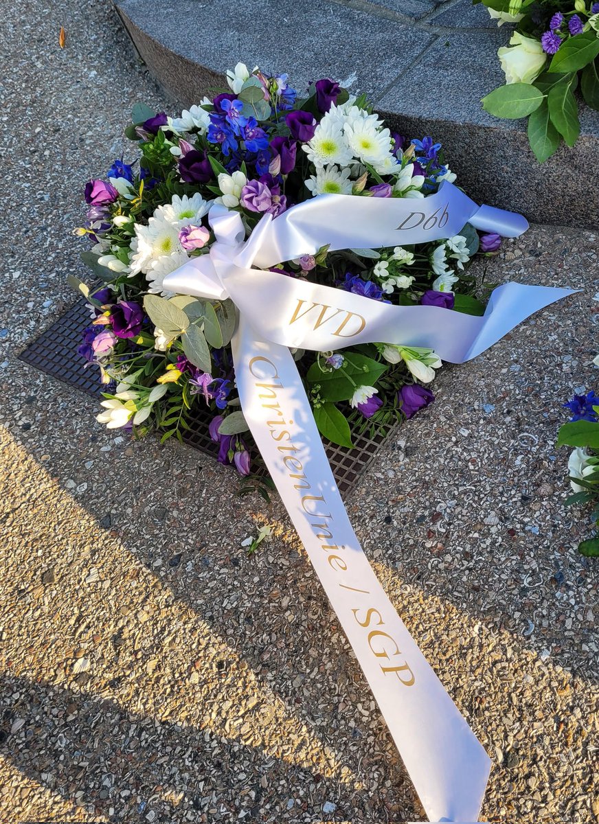 Samen met <a href="/klokkenburg/">Judith Klokkenburg</a> en <a href="/RutgerdeRidder/">Rutger de Ridder</a> een bloemstuk gelegd bij de herdenking van de op zee omgekomen Scheveningse zeelieden. Mooi dat we dit sinds een aantal jaar gezamenlijk doen. Ook dit jaar weer een mooie dienst met indrukwekkende verhalen.