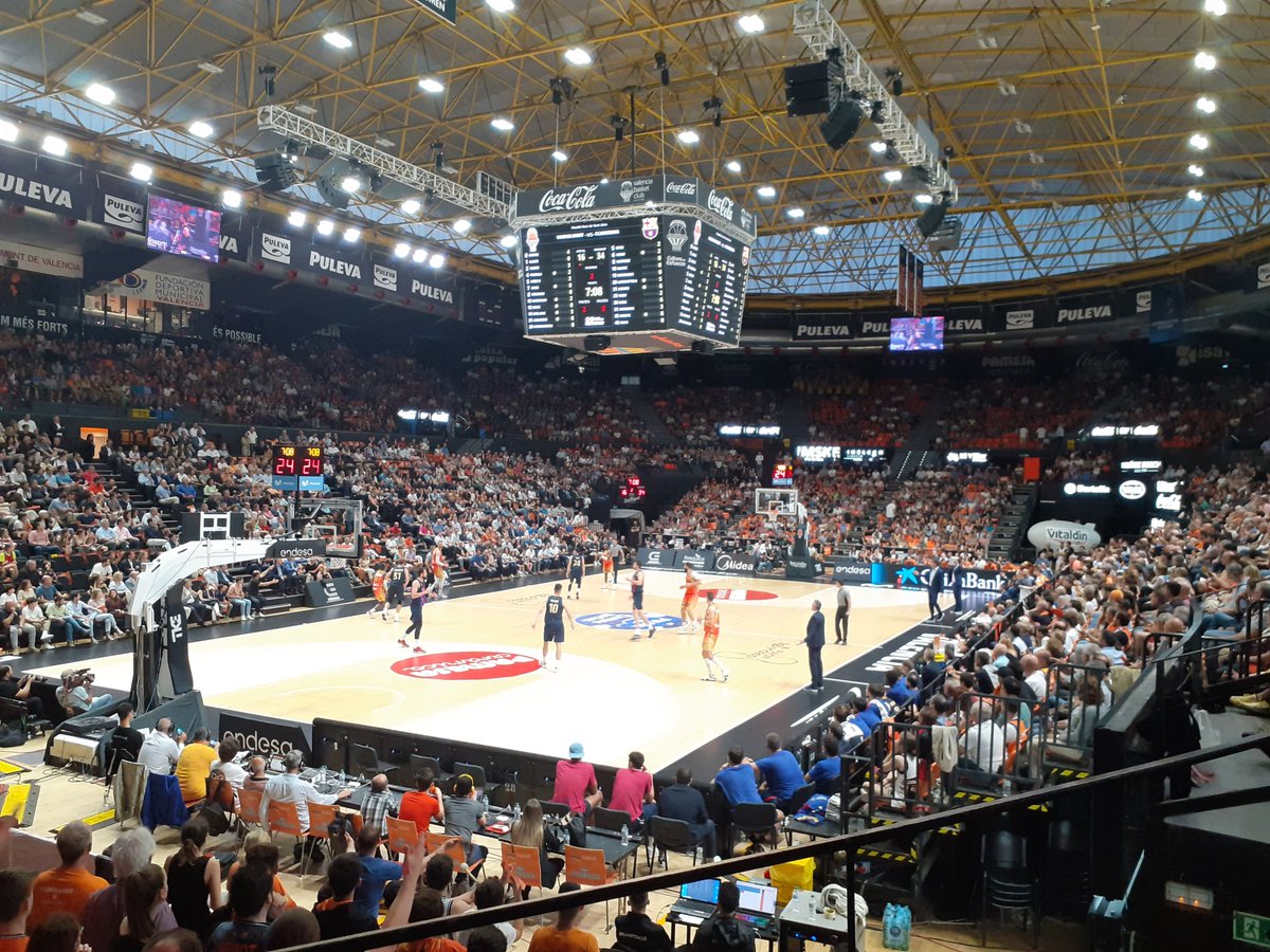 BaloncestoconV's tweet photo. Volvemos a la Fonteta para despedirnos de la temporada, una triste 😥 temporada para los chicos del Valencia Basket https://t.co/FzReqxVLBX