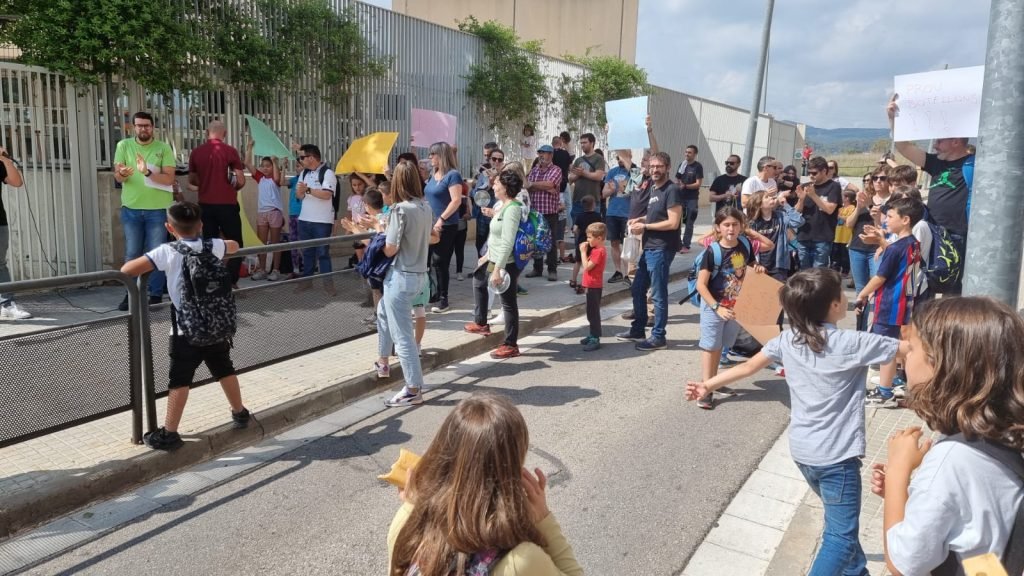 CanalTerrassa's tweet photo. 📢| #CanRoca reclama un entorn més cívic i segur a l’Escola Serra de l’Obac. Els acompanyem en la protesta per parlar-ne amb portaveus de l'AFA i de l'@avcanroca
▶️https://t.co/N9RePJQJVk #Terrassa #SerradelObac https://t.co/EB1MM4S3P6