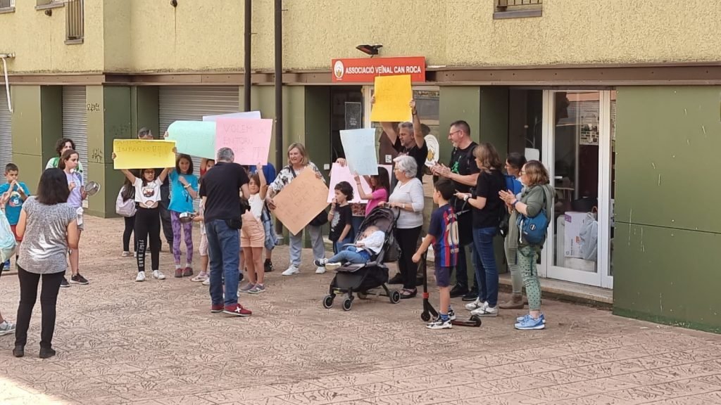 CanalTerrassa's tweet photo. 📢| #CanRoca reclama un entorn més cívic i segur a l’Escola Serra de l’Obac. Els acompanyem en la protesta per parlar-ne amb portaveus de l'AFA i de l'@avcanroca
▶️https://t.co/N9RePJQJVk #Terrassa #SerradelObac https://t.co/EB1MM4S3P6