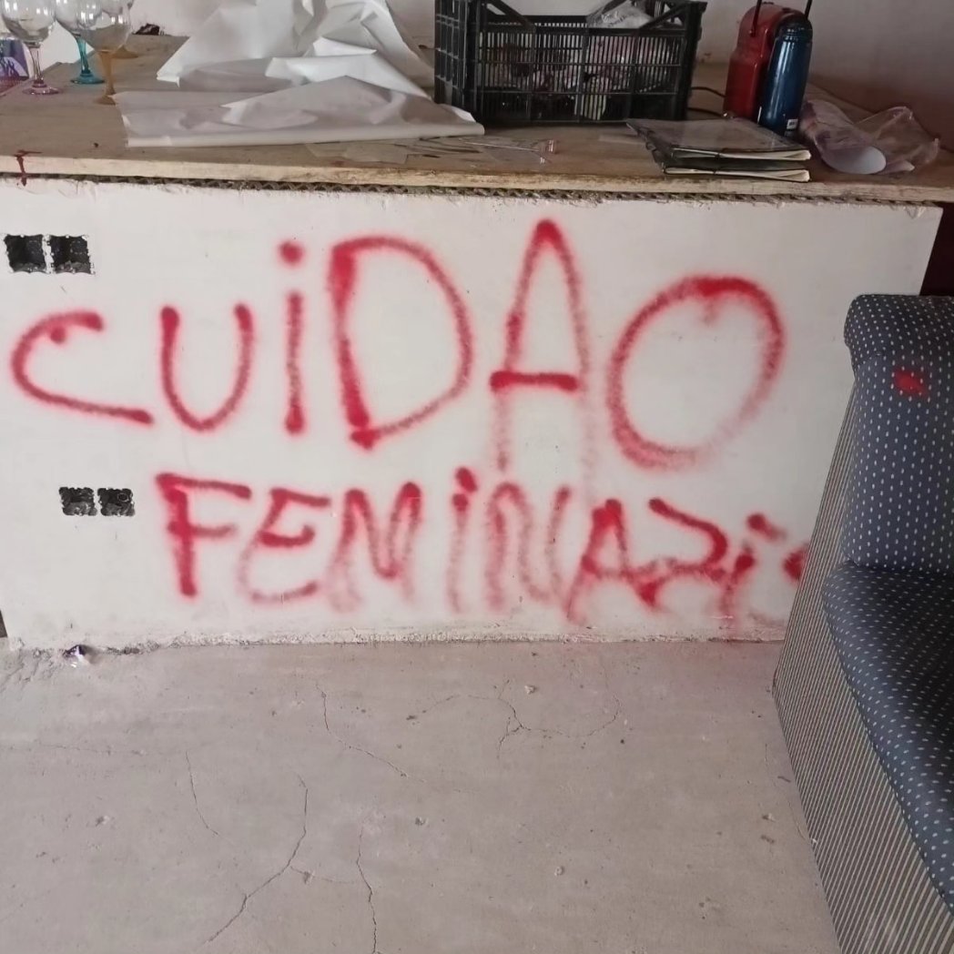 apmoianes's tweet photo. ⚠️ALERTA FEIXISTA⚠️

Durant les darreres hores ens han atacat l'Ateneu amb clara voluntat de destrossar l'espai i el projecte, amb diverses mostres d'odi i violència i simbologia nítidament feixista, concretament centrada en la reacció als avenços de la lluita feminista

🧵Fil https://t.co/V5gC2PQuGq