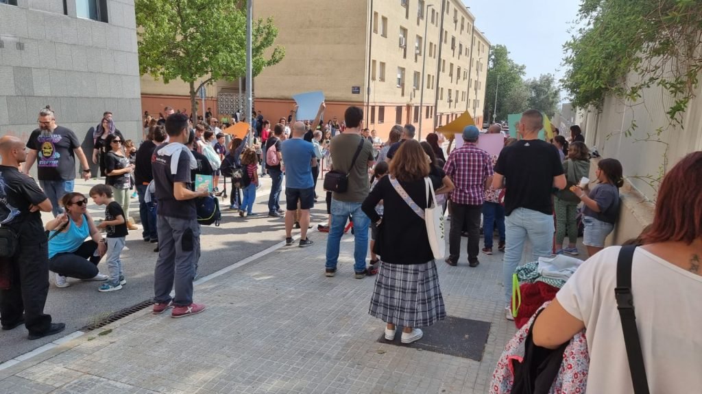 CanalTerrassa's tweet photo. 📢| #CanRoca reclama un entorn més cívic i segur a l’Escola Serra de l’Obac. Els acompanyem en la protesta per parlar-ne amb portaveus de l'AFA i de l'@avcanroca
▶️https://t.co/N9RePJQJVk #Terrassa #SerradelObac https://t.co/EB1MM4S3P6