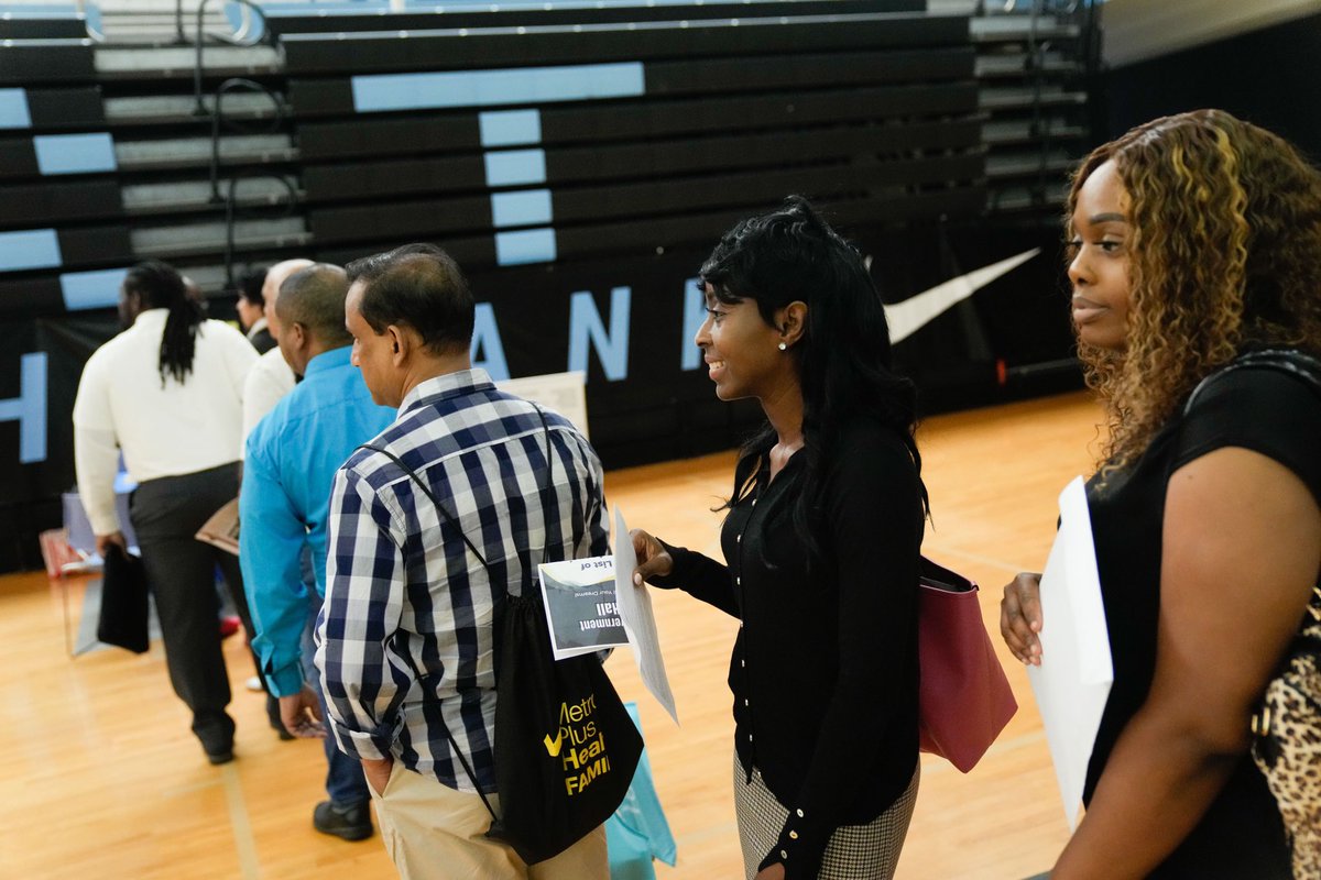 NYCMayor's tweet image. 📣 NEW YORK CITY IS HIRING!

You could feel the passion of hard working Staten Islanders looking to contribute to their city at today&apos;s hiring hall — and the joy when they got that offer!

Looking for work? Visit nyc.gov/jobs.