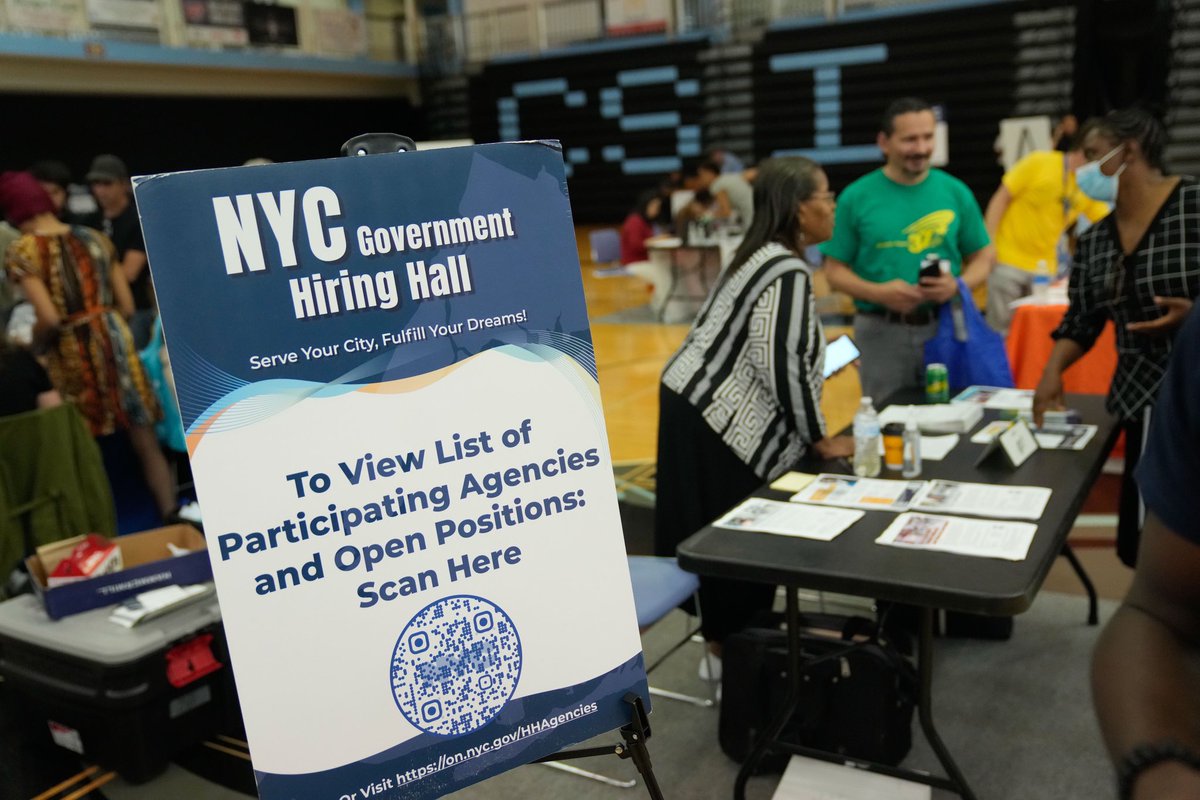 NYCMayor's tweet image. 📣 NEW YORK CITY IS HIRING!

You could feel the passion of hard working Staten Islanders looking to contribute to their city at today&apos;s hiring hall — and the joy when they got that offer!

Looking for work? Visit nyc.gov/jobs.