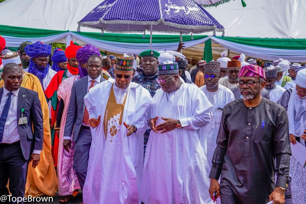 SPNigeria's tweet photo. Vice President, Kashim Shettima, with Senate President, Ahmad Lawan, Speaker Femi Gbajabiamila, Emir of Kano, Alhaji Aminu Ado Bayero and Emir of Bauchi, Rilwan Suleiman Adamu, at the Commissioning of the National Assembly Mosque in Abuja on Friday. https://t.co/WDF2jEmIo8