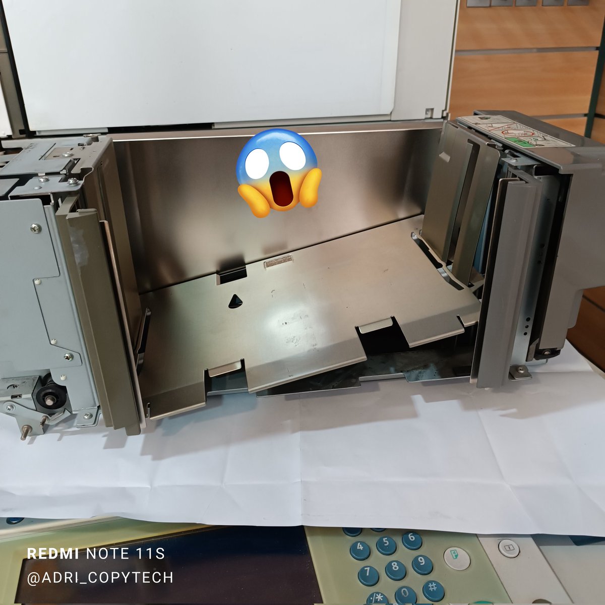 adri_scaletech's tweet photo. Rotura del sistema de poleas que realizan la elevación de papel, del cajón tándem, de un modelo #MP8000 de #Ricoh.
Una vez sustituido el soporte y los hilos, el cajón volvió a funcionar con normalidad.
#Copimundi #Copiadoras #Impresoras #Impresora #Copiadora #GestionDocumental https://t.co/EAv4CQ1Q2s