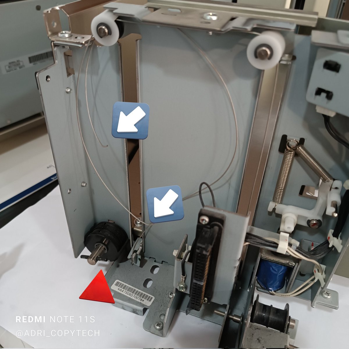 adri_scaletech's tweet photo. Rotura del sistema de poleas que realizan la elevación de papel, del cajón tándem, de un modelo #MP8000 de #Ricoh.
Una vez sustituido el soporte y los hilos, el cajón volvió a funcionar con normalidad.
#Copimundi #Copiadoras #Impresoras #Impresora #Copiadora #GestionDocumental https://t.co/EAv4CQ1Q2s