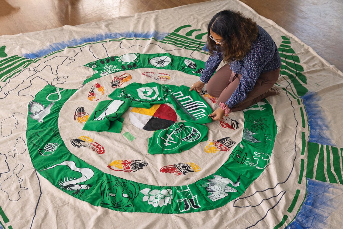 UTSC's tweet photo. A group of #UTSC students and recent alumni are honouring their roots while immersing themselves in Indigenous culture and traditions as part of an amazing collaborative mural project #UofT
https://t.co/ixSOQMIA7z https://t.co/UkkCPO5Pf3