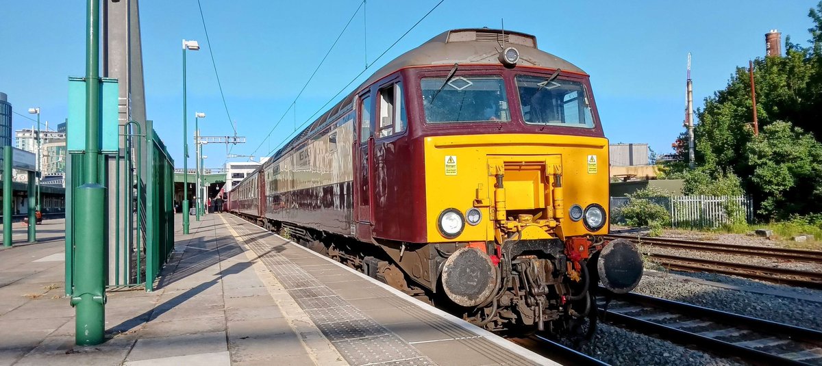 Deleted itself for some reason, wish Twitter could stop doing that

Anyways, 57313 at Cardiff Central earlier this evening

#Class57