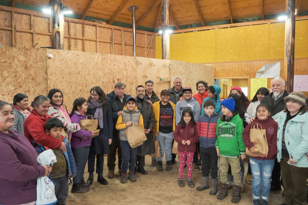 DPPChiloe's tweet photo. Nuestro delegado de #Chiloé, Armando Barría, junto @AlcaldeQuellon @MuniQuellon, @danielacarvacho @seremieducLlgos @SubdereLosLagos se dirigieron hasta Isla #Laitec para estar con la comunidad y avanzar en compromisos para reposición del establecimiento educacional siniestrado. https://t.co/cHfiaMRMZT