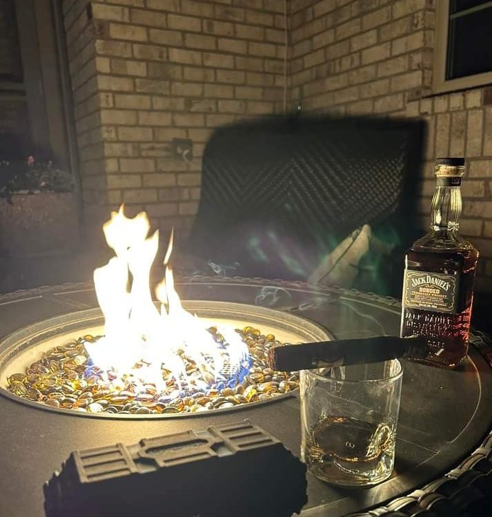 bkaramehmet1's tweet photo. Mutluluk hep kısa sürüyor o yüzden bekar ölecem sanırım...🤷‍♂️ 
O yüzden engüzeli içmek...
#cambridge #uk #Turkey #izmir #iyiakşamlar #dalar #GeceyeNotum https://t.co/bxeG1bntFi