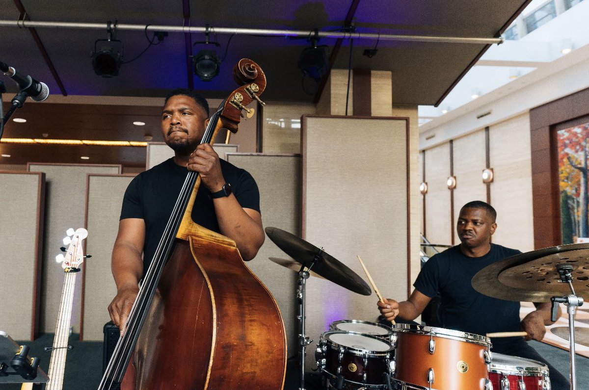 Live music at our Grand Tasting, #CLTWineandFood’s largest tasting experience, was provided by J’Michael Peeples Band. We always love hearing their tunes! 🎶🎸

Photo credits: Josh Bannen Photography