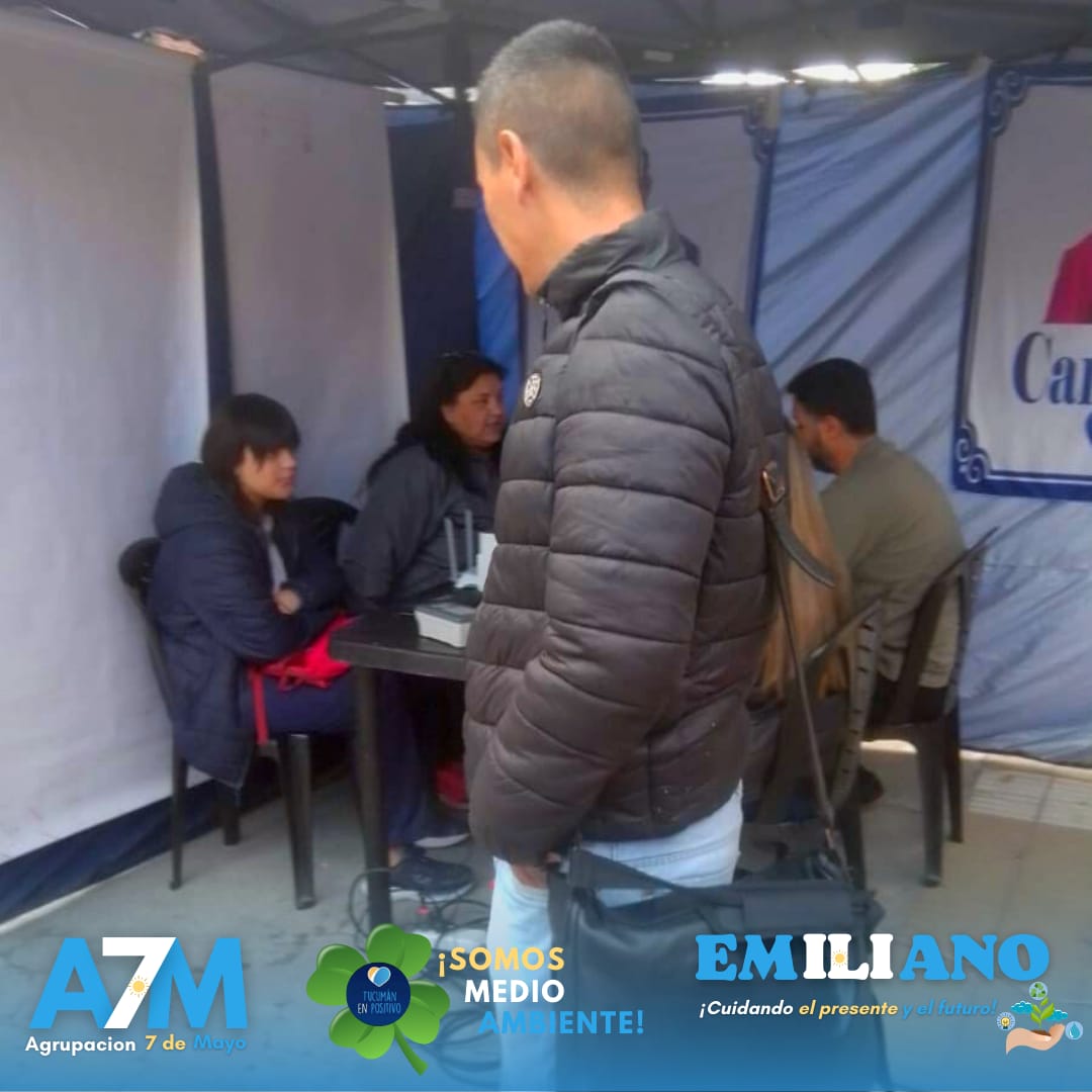 Agrup7Mayo's tweet photo. Act N°247 Operativo B° El Bosque fue todo un exito!!
El Móvil del Registro Civil una vez más estuvo brindando soluciones a l@s vecin@s. La concurrencia fue masiva desde temprano, descomprimir y dar respuesta inmediata es la tarea.
@CaroVargasTuc 
@vargas_aignasse 
@Cris_LopezA7M https://t.co/LawX0FDYqK