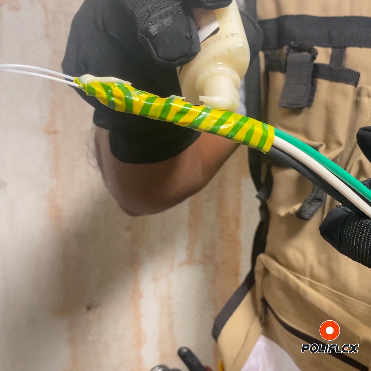 poliflex's tweet photo. Post: ¿Quieres simplificar tus tareas de cableado? Prueba nuestro lubricante Poliflex y desliza tus cables sin complicaciones. Encuéntralo dentro de tu kit de instalación incluido en tus rollos de ½", ¾" y 1".
👉🏼 https://t.co/uRgV9Sy2YY 👈🏼
#Poliflex #Lubricante https://t.co/b3Gt4tgDnl