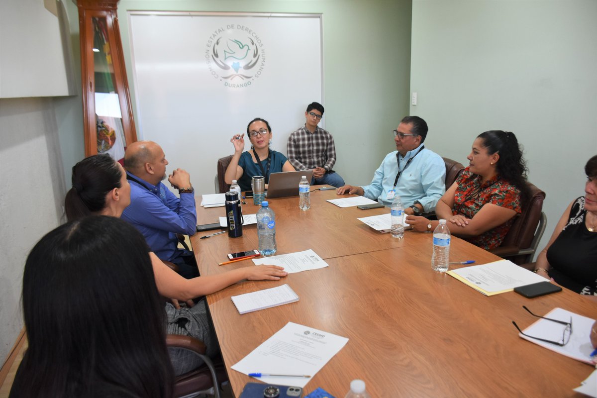 CedhDurango's tweet image. La Secretaria Administrativa de la #CEDHDurango30 LA. @AlvaradoAle17 encabezó la Quinta Sesión del Consejo de Adquisiciones de la comisión, se dio la bienvenida al Contralor Interno Mtro. @solana_cardenas y en donde se estableció que los vehículos serán rotulados
#SomosCEDHDgo