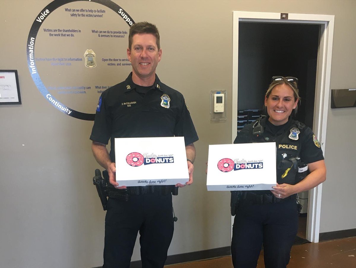 ChattanoogaSA's tweet photo. Thank you to everyone with participated in National Donut Day with us! Thank you to all of our volunteers! Thank you to active military and veterans for your service! Thank you to all first responders and emergency services workers for all that you do in the community! #DonutDay https://t.co/kGVcsttPbC
