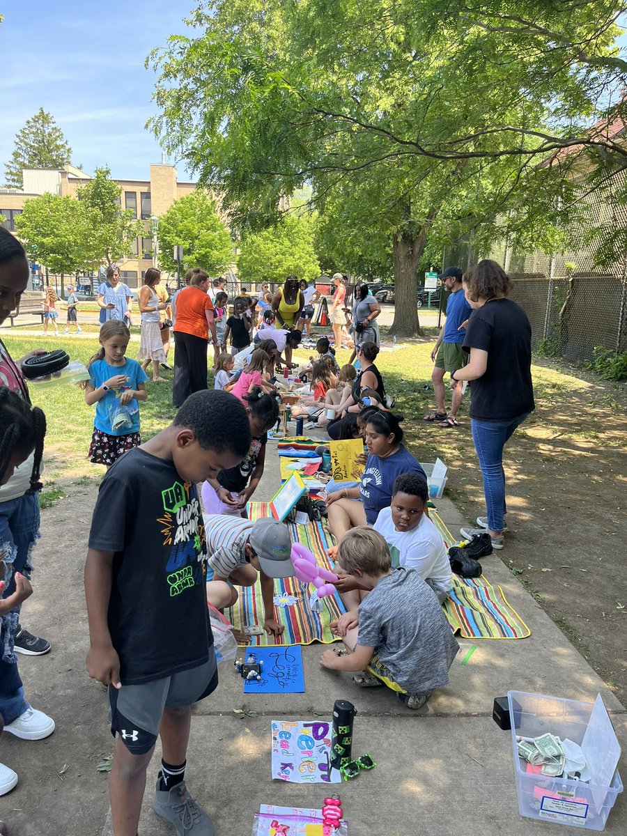 The Kindness Market continues to be one of my very favorite events at Longfellow School. Thanks to the 2nd and 3rd grade teams who organize it! #LongfellowBears #D97