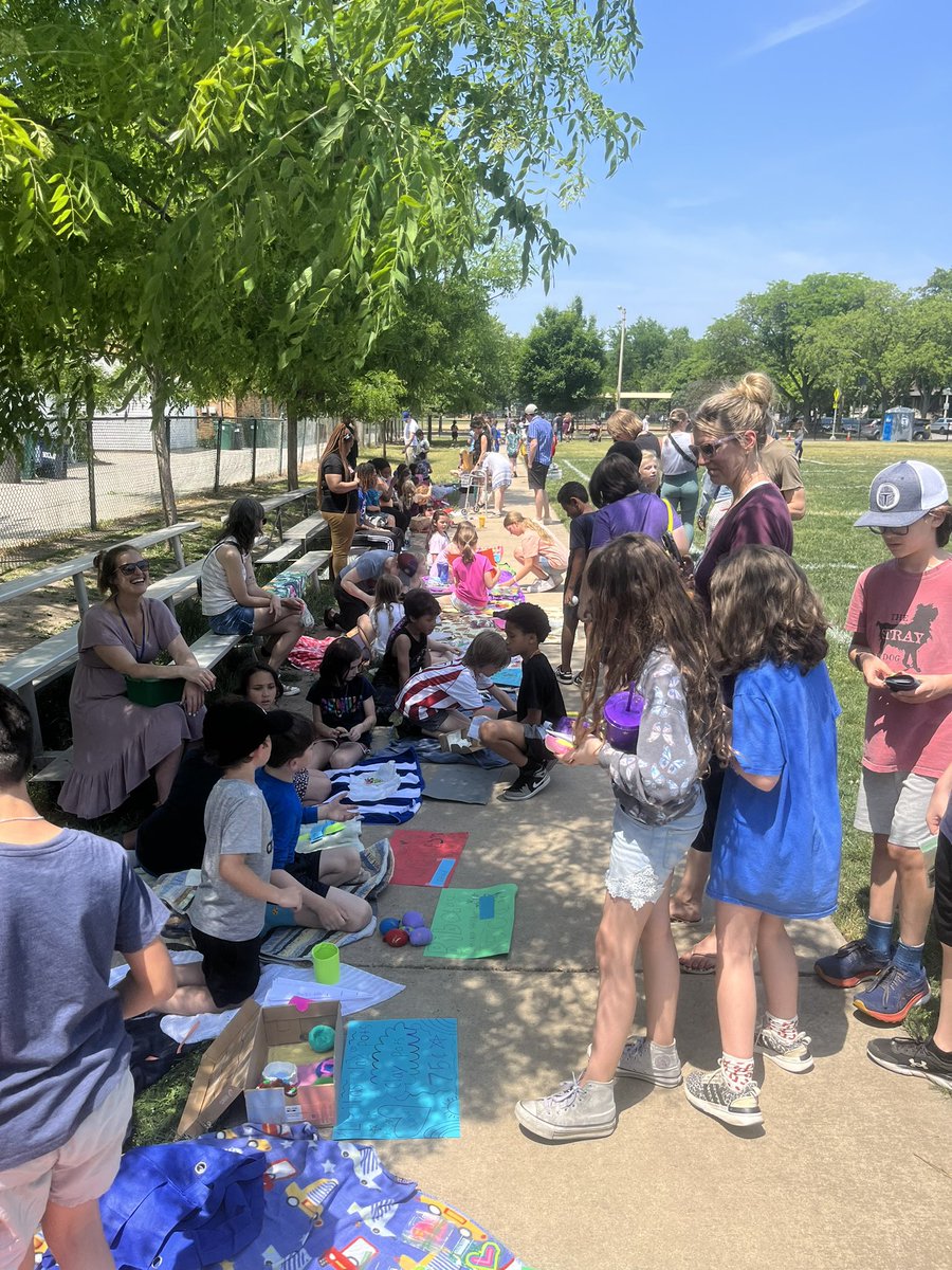 MsGraberMTSS's tweet photo. The Kindness Market continues to be one of my very favorite events at Longfellow School. Thanks to the 2nd and 3rd grade teams who organize it! #LongfellowBears #D97 https://t.co/hsgrbJA45X