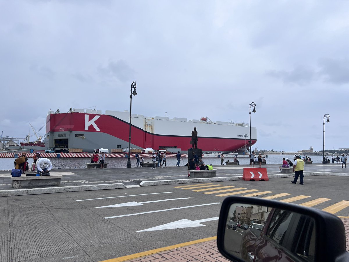 MatamorosGuridi's tweet photo. Así mi vista esta tarde desde el malecón del Puerto de Veracruz y al fondo #SanJuandeUlua 😎🥵 https://t.co/IKoQdrBk9z