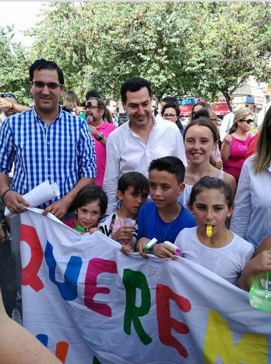 En 2017, <a href="/JuanMa_Moreno/">Juanma Moreno</a> se fotografiaba junto a los niños que pedían #AulasSíSaunasNo. Gobierna desde hace 5 años. La Ley de Bioclimatización lleva 3 en vigor por unanimidad. Solo ha acondicionado el 1,8% de los colegios. Ahora se queja del calor el #23J diario16.com/moreno-bonilla…