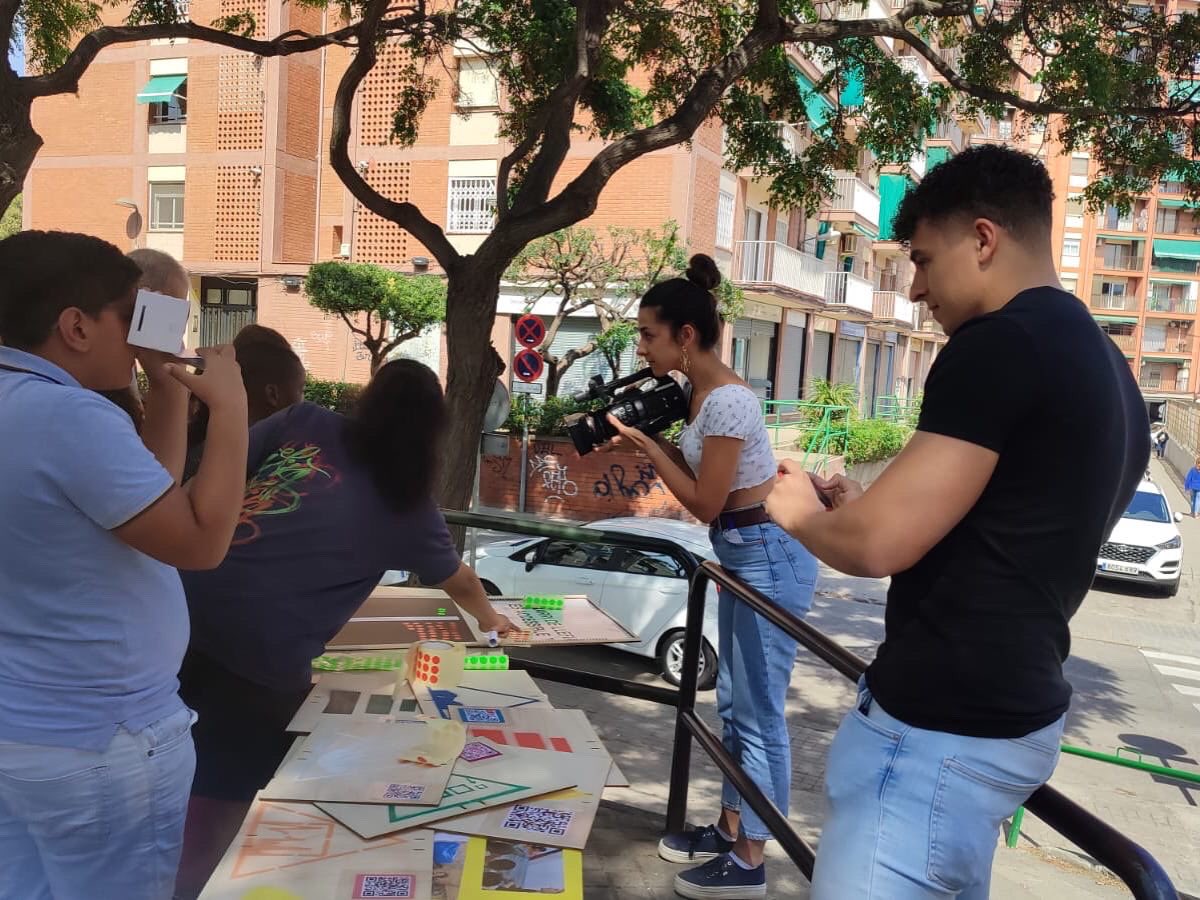 IERAlberti's tweet photo. El grup de 5è explica a Badalona Comunicació com va sorgir el projecte per millorar el barri de Llefià i quin ha estat el procés per reivindicar uns carrers més accessibles. Gràcies a @fablabbcn i @fundaciodiverse per fer-ho possible.
#tecla #llefià #comunitatdegrans https://t.co/pehdhlgTeo