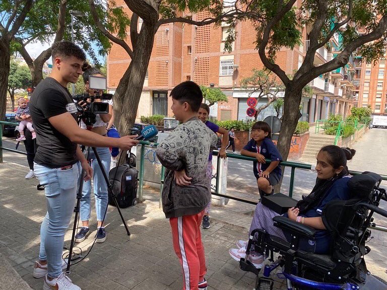 IERAlberti's tweet photo. El grup de 5è explica a Badalona Comunicació com va sorgir el projecte per millorar el barri de Llefià i quin ha estat el procés per reivindicar uns carrers més accessibles. Gràcies a @fablabbcn i @fundaciodiverse per fer-ho possible.
#tecla #llefià #comunitatdegrans https://t.co/pehdhlgTeo