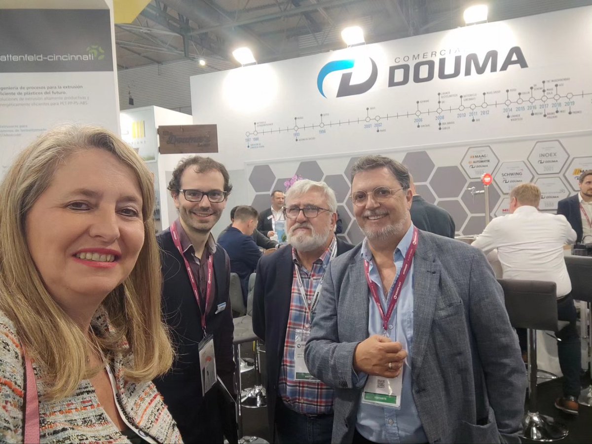 ana_elduque's tweet photo. Finalizamos  @expoquimia con la jornada del @Gaq_Quimica impulsada por la Asociación catalana y en la que colaboré como vicepresidenta de GAQ. Colaboración con empresas, realidad virtual en docencia...son algunos aspectos tratados. Gracias Josep y @CCiTUBDivulga.
@CQAragonNavarra https://t.co/wh1sh2oBJR
