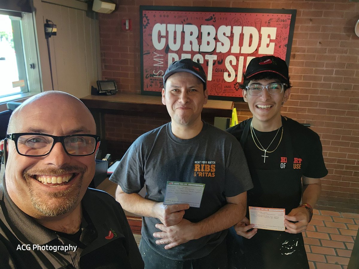 AaronGehrs's tweet photo. Rocked out 2ATL'S today for lunch today. Food perfection was at it best. @Chilis @swh7668 @ChiliheadEmily @chilislove. Joe and Abdiel rocked it out today. https://t.co/69jKeqYejI