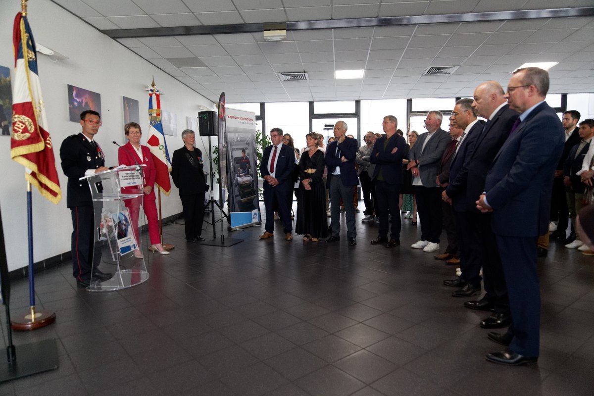 Le contrôleur général Sébastien Vergé, directeur du <a href="/sdis31officiel/">Sapeurs-pompiers 31</a>, entouré de sa famille et amis, s'est vu remettre, hier soir, l'insigne de chevalier dans l’ordre national de la Légion d’honneur par <a href="/E_Poumirol/">Emilienne Poumirol</a>, sénatrice de la <a href="/HauteGaronne/">Haute-Garonne</a>. Félicitations à lui !!