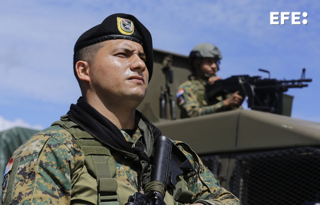 Las autoridades de Panamá lanzan una campaña que refuerza la seguridad en la selva del Darién para combatir los grupos criminales que asaltan y violan a los migrantes que atraviesan ese paso en su camino hacia Norteamérica.
efe.com/mundo/2023-06-…